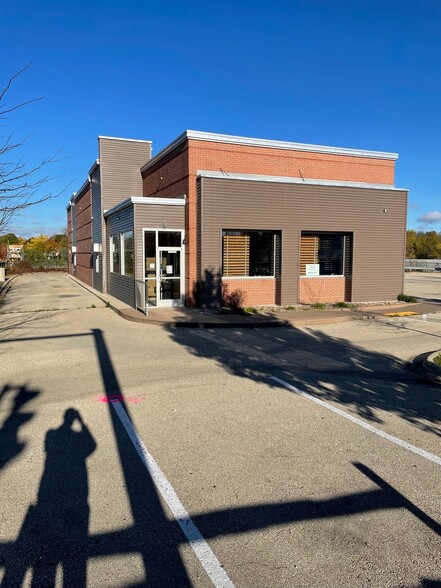 Primary Photo Of 606 E Main St, Sun Prairie Fast Food For Sale