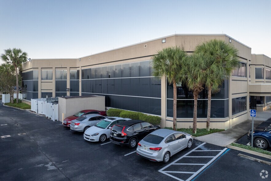 More Photos Of 2111 Glenwood Dr, Winter Park Medical For Lease