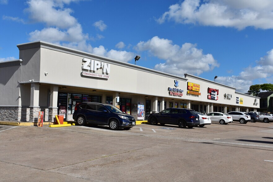 Primary Photo Of 85 E Edgebrook Dr, Houston Unknown For Lease