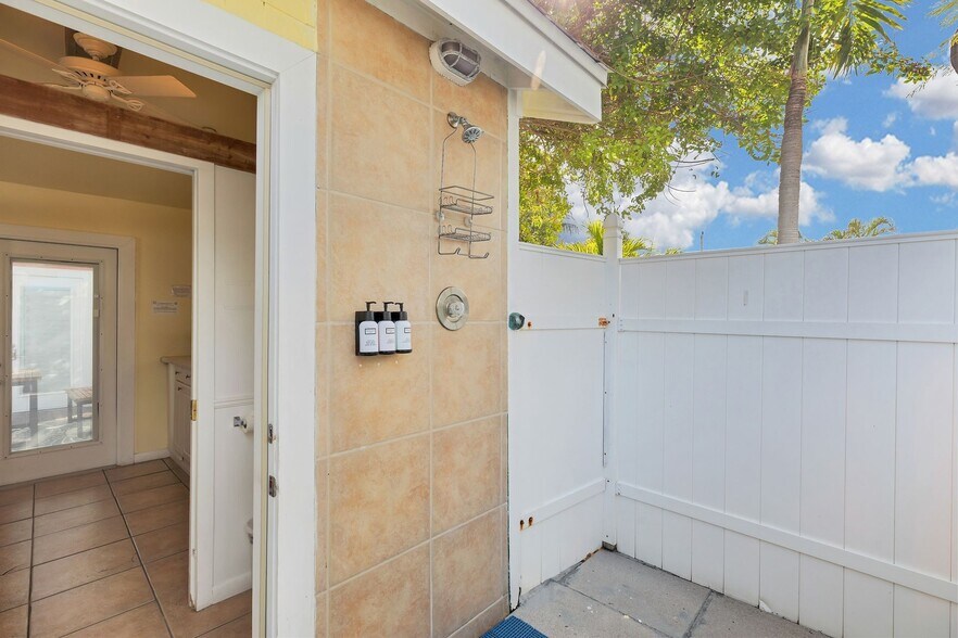 More Photos Of 243 61st St, Marathon Hotel For Sale