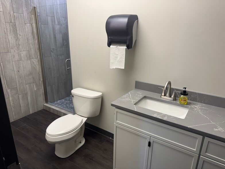 More Photos Of 5037 Cleveland St, Virginia Beach Flex For Lease