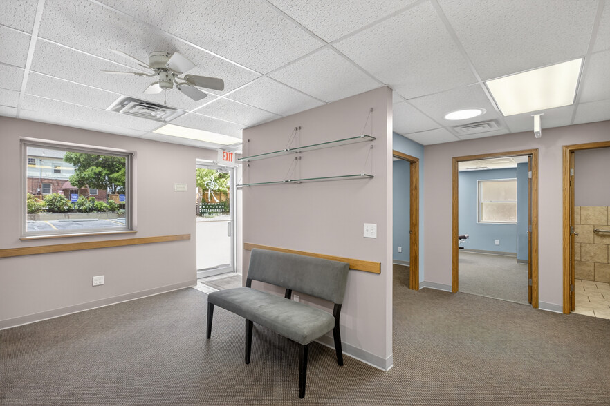 More Photos Of 133 N Glendale St, Wichita Office For Sale