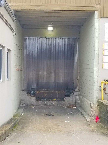 More Photos Of 131 Liberty Ave, Mineola Warehouse For Sale