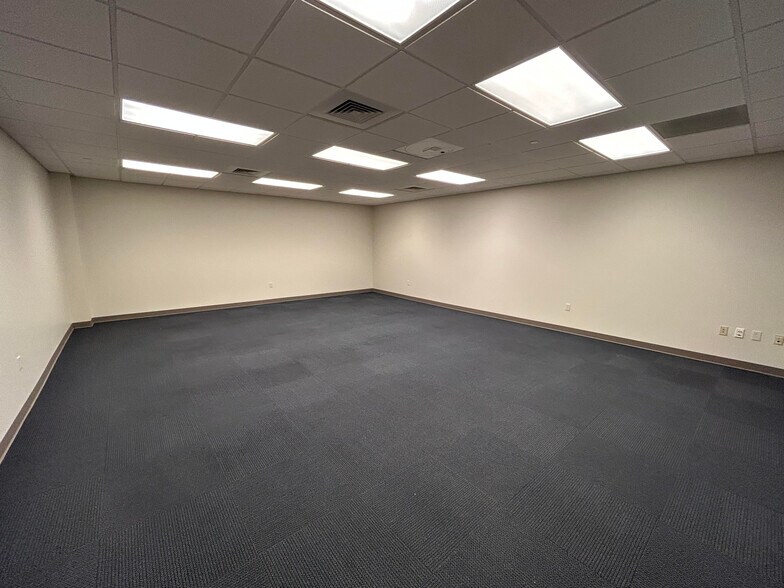 More Photos Of 3271 E Battlefield St, Springfield Office For Lease