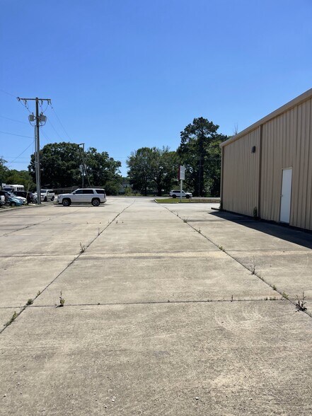 More Photos Of 44034 Highway 429, Saint Amant Freestanding For Lease