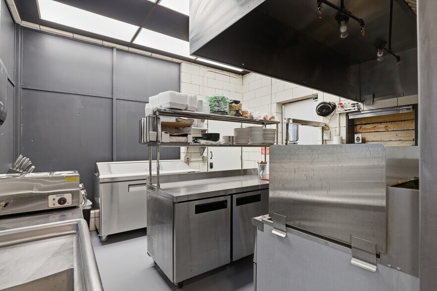 More Photos Of 112 N Chisholm Trl, Dover Restaurant For Sale