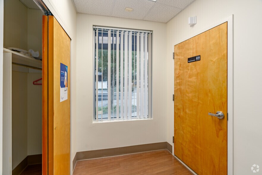 More Photos Of 211-20 Union Tpke, Oakland Gardens Storefront Retail Office For Lease