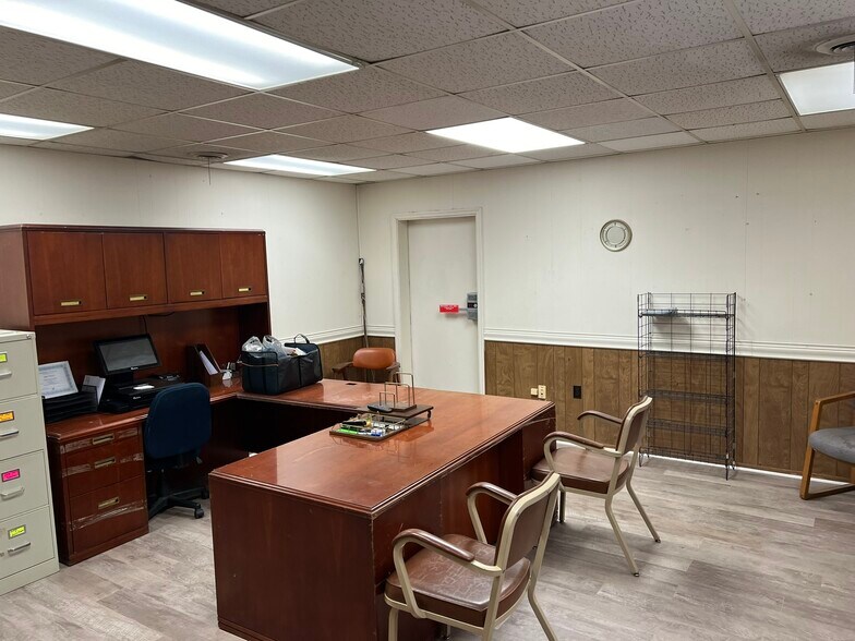 More Photos Of 647 Main St, Thomson Flex For Sale