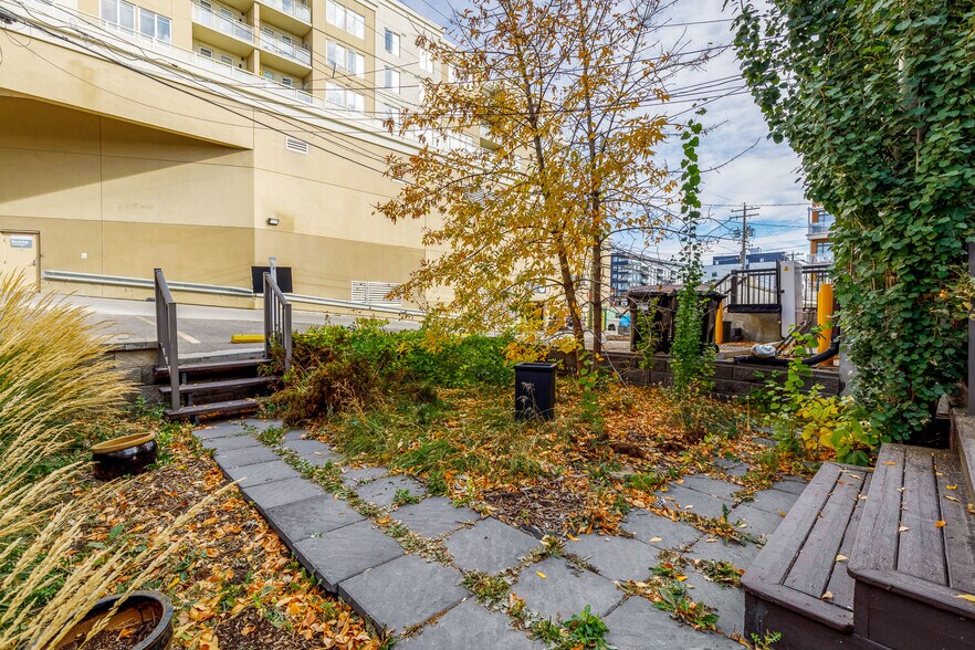 More Photos Of 2032 34th Ave SW, Calgary Office For Sale