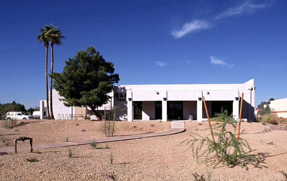 More Photos Of 7440 E Karen Dr, Scottsdale Service For Lease