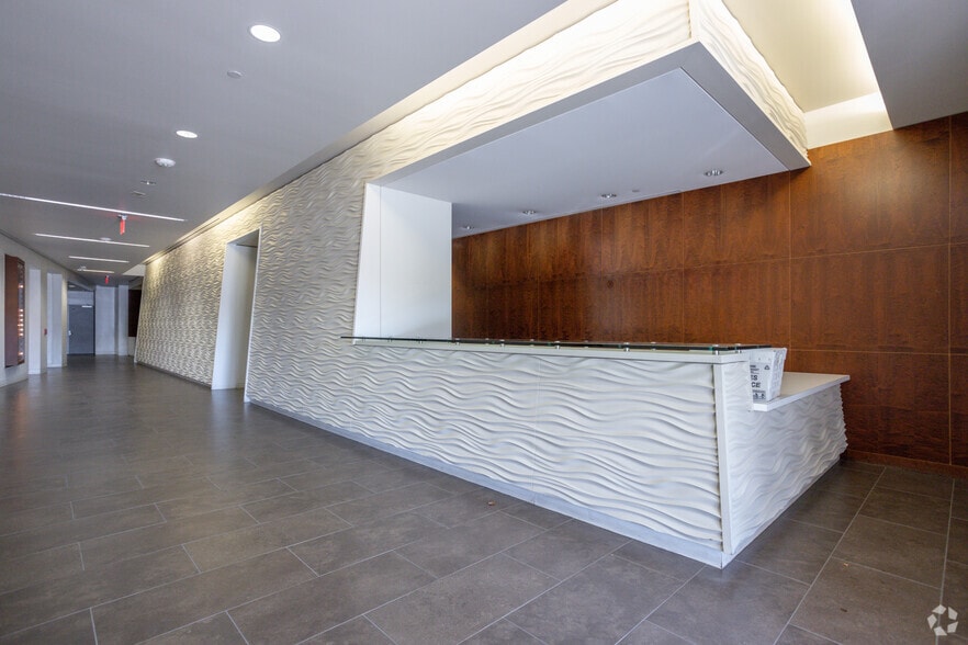 More Photos Of 1111-1113 Gillingham Ln, Sugar Land Distribution For Lease