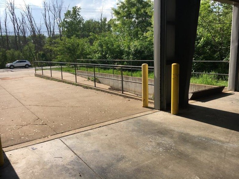 More Photos Of 4314 7th St, Moline Warehouse For Sale