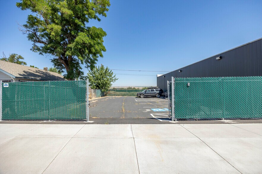 More Photos Of 323 6th St, Umatilla Industrial For Lease