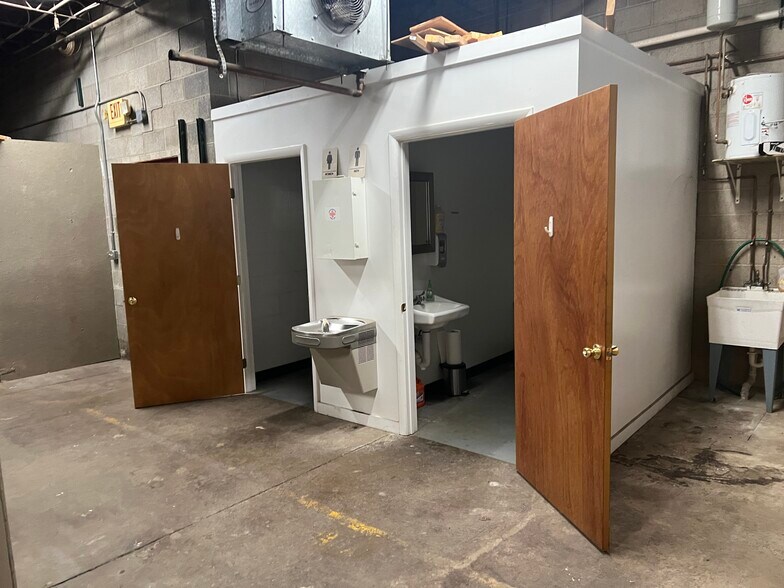 More Photos Of 1020-1060 Saw Mill Run Blvd W, Pittsburgh Warehouse For Lease