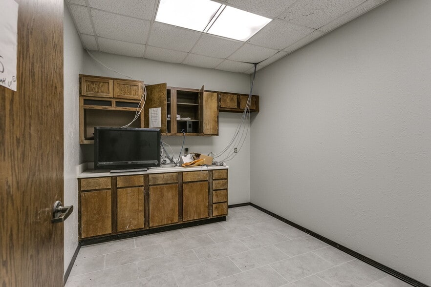 More Photos Of 3500 NW 39th St, Oklahoma City Office For Sale