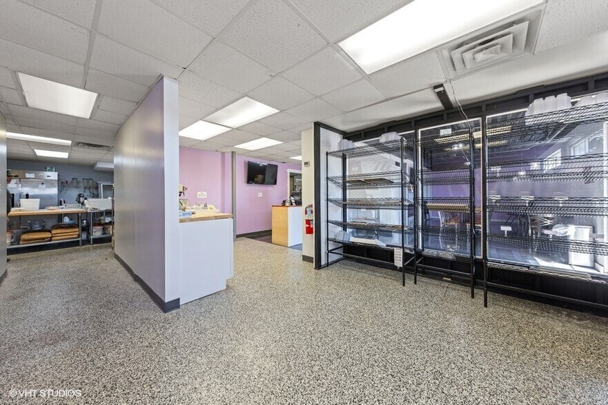 More Photos Of 800 W Broadway St, Bradley General Retail For Sale