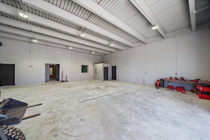 More Photos Of 2407 Bee Ridge Rd, Sarasota Restaurant For Sale