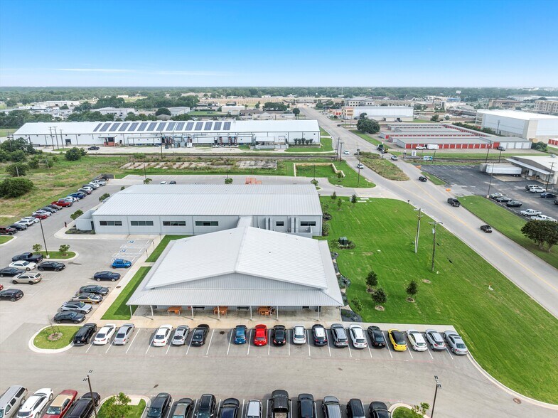 More Photos Of 601 Texas Central Pky, Woodway Warehouse For Sale