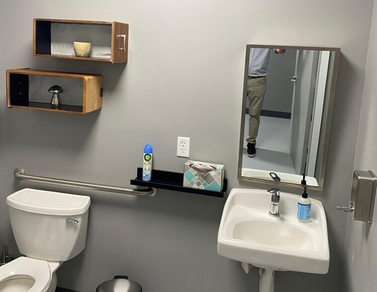 More Photos Of 2800 W State Road 84, Fort Lauderdale Showroom For Sale