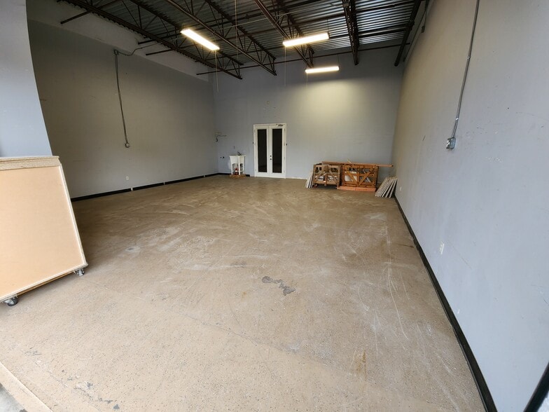 More Photos Of 7901 Kingspointe Pky, Orlando Showroom For Sale