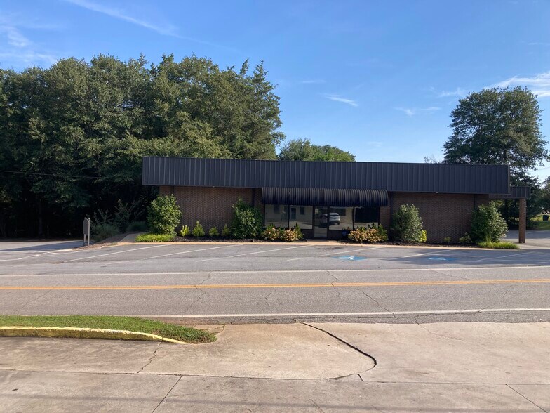 More Photos Of 18 W Gibson St, Hartwell Medical For Lease