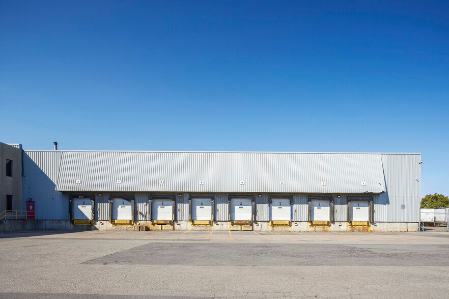 More Photos Of 2177 Av 23e, Lachine Distribution For Lease