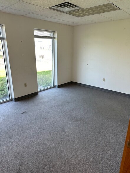 More Photos Of 2211-2219 Eagle Dr, Middleton Flex For Lease