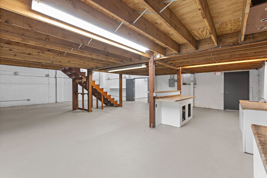 More Photos Of 109-111 35th St, Union City Warehouse For Lease