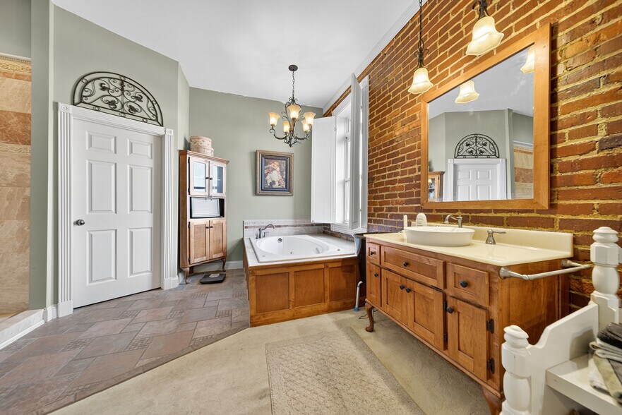 More Photos Of 109 7th Ave E, Springfield Flex For Sale