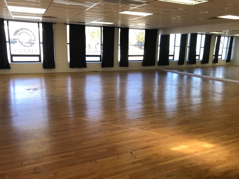 More Photos Of 61 Main St, Norwalk Storefront Retail Office For Lease