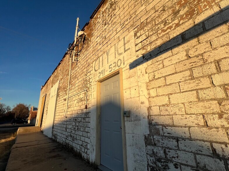 More Photos Of 310 N Oak St, Mcpherson Warehouse For Sale