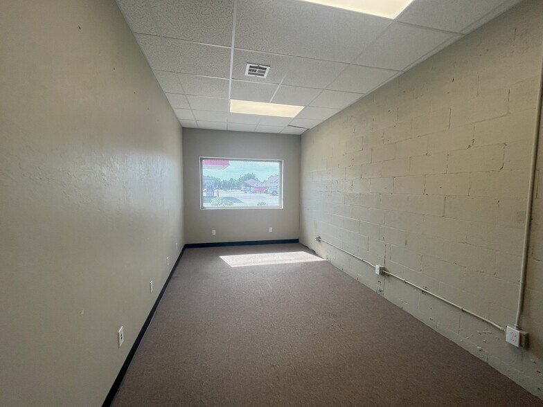 More Photos Of 7926 N May Ave, Oklahoma City Storefront Retail Office For Lease