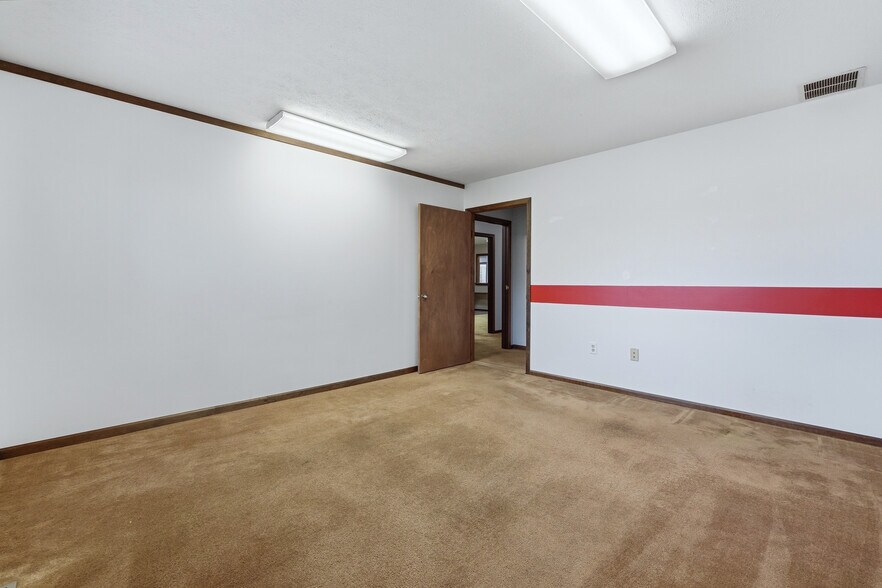 More Photos Of 3201 E Center St, Warsaw Office For Sale