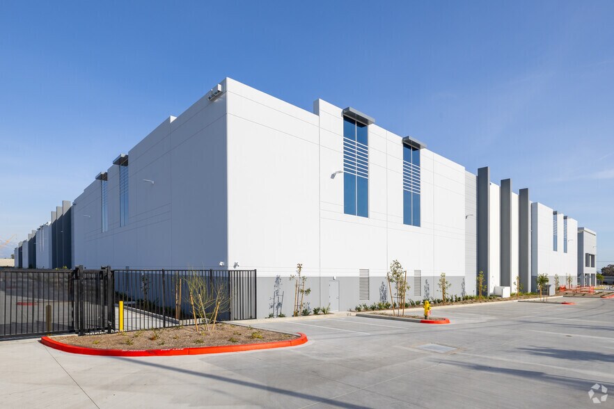 More Photos Of 436 W Rialto Ave, Rialto Distribution For Lease