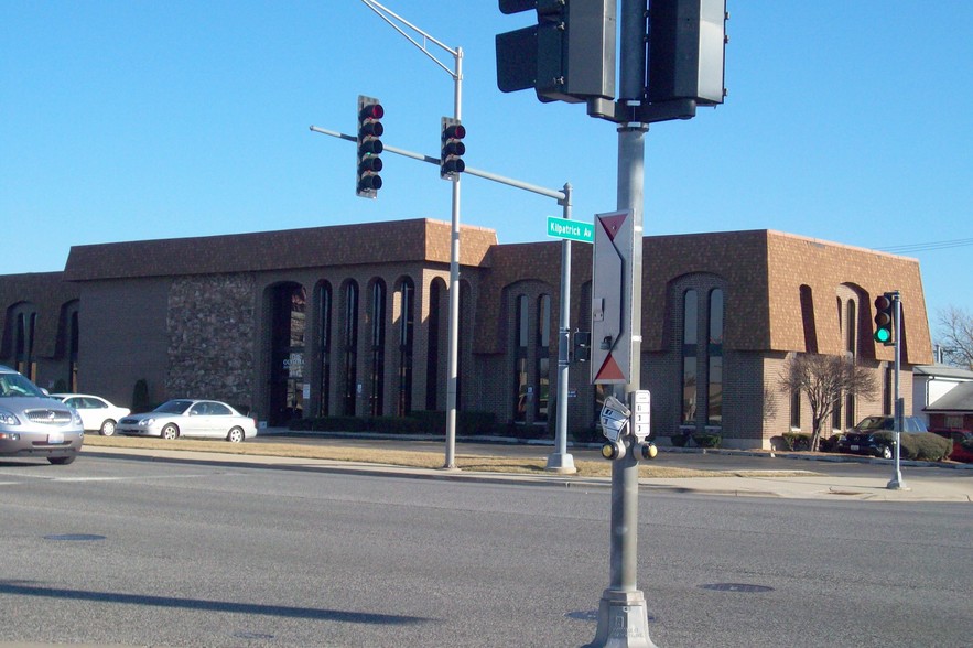 Primary Photo Of 4647 W 103 St, Oak Lawn Medical For Sale