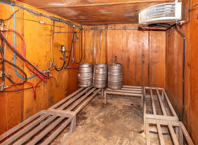 More Photos Of 2816 Old North Point Rd, Baltimore Bar For Sale