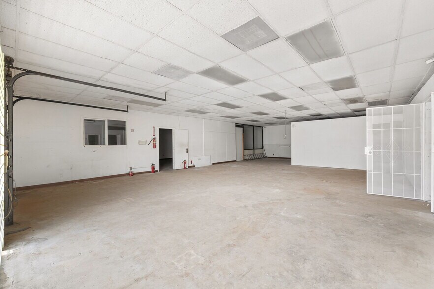 More Photos Of 800 S Vella Rd, Palm Springs Warehouse For Lease
