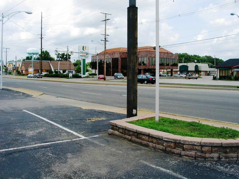 More Photos Of 723-729 S Green River Rd, Evansville Unknown For Lease