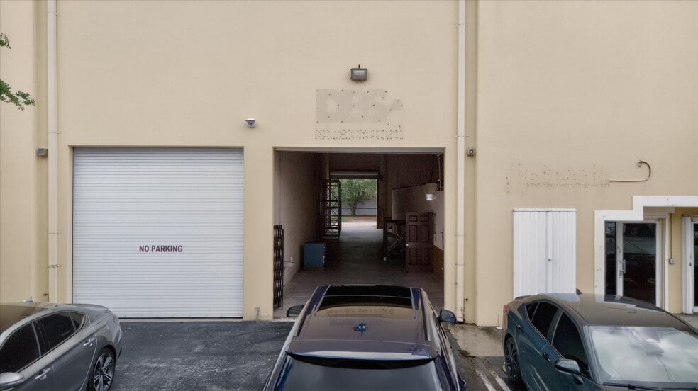 More Photos Of 3815 NW 125th St, Opa Locka Showroom For Lease
