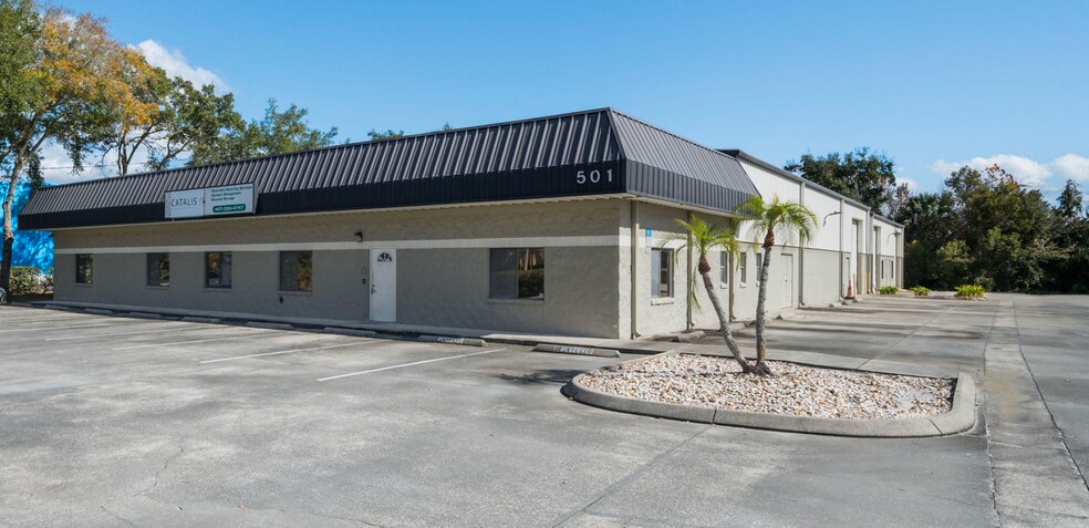 More Photos Of 501 Central Park Dr, Sanford Warehouse For Lease