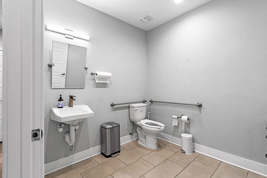 More Photos Of 2720 NW 6th St, Gainesville Medical For Lease