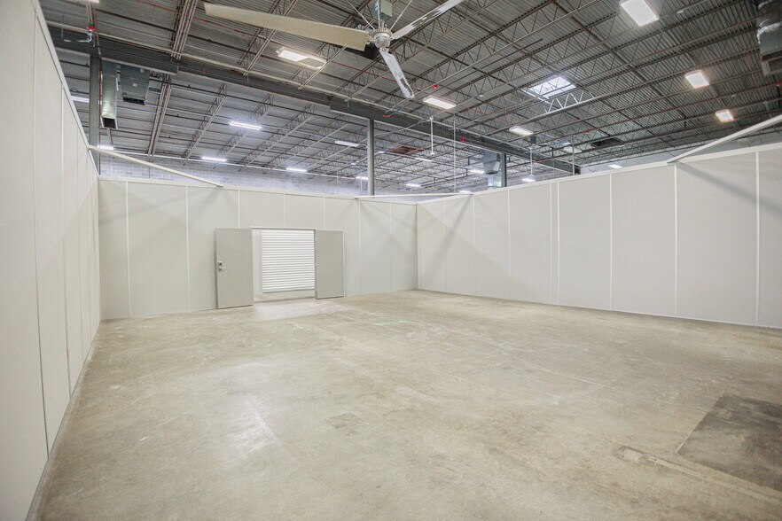 More Photos Of 4900 Calvert St, Dallas Distribution For Lease
