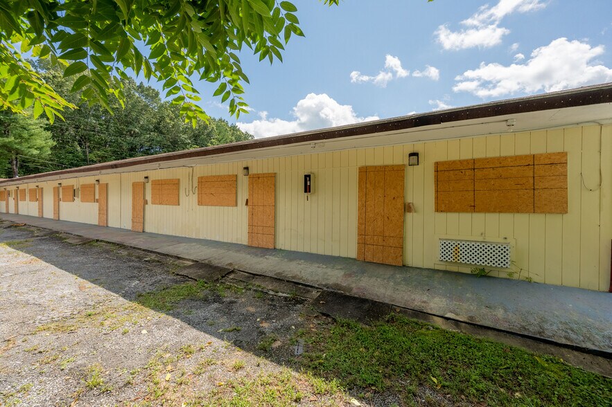 More Photos Of 549 E Stuart Dr, Galax Hotel For Sale