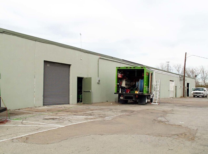 More Photos Of 1507 Central Park Dr, Hurst Warehouse For Lease