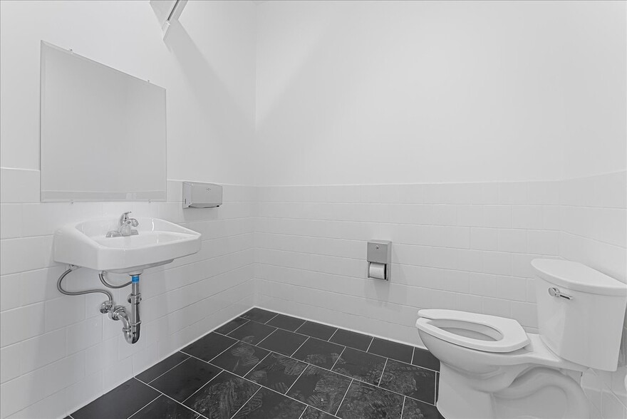 More Photos Of 176 N La Brea Ave, Los Angeles Storefront Retail Office For Sale