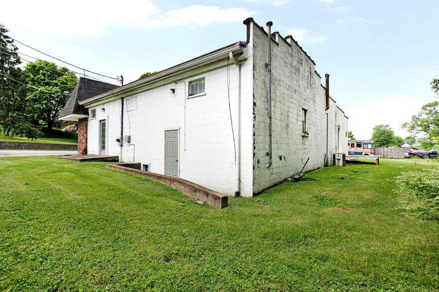 More Photos Of 537 E Main St, Lebanon Freestanding For Sale