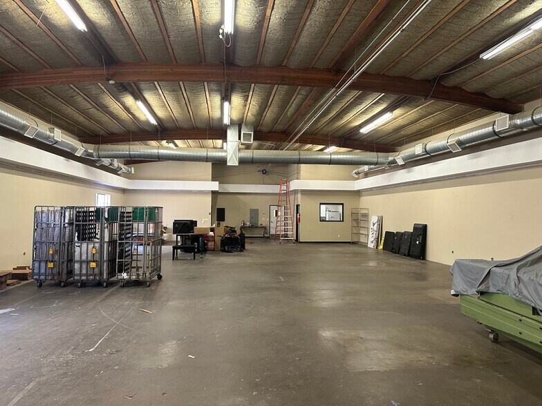 More Photos Of 19779 Bahama St, Northridge Warehouse For Lease