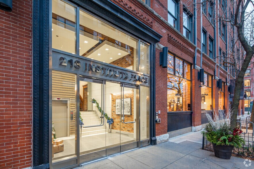 More Photos Of 213 W institute Pl, Chicago Loft Creative Space For Lease