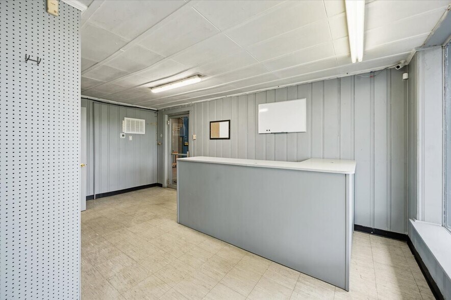 More Photos Of 101 Rock Cliff Dr, Martinsburg Auto Repair For Sale