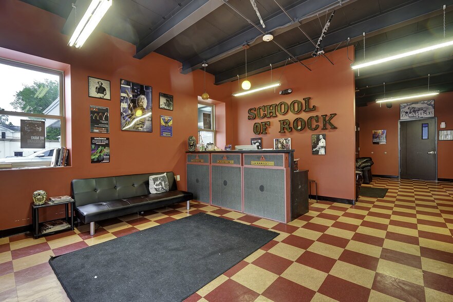 More Photos Of 1 W Main St, Somerville Freestanding For Lease